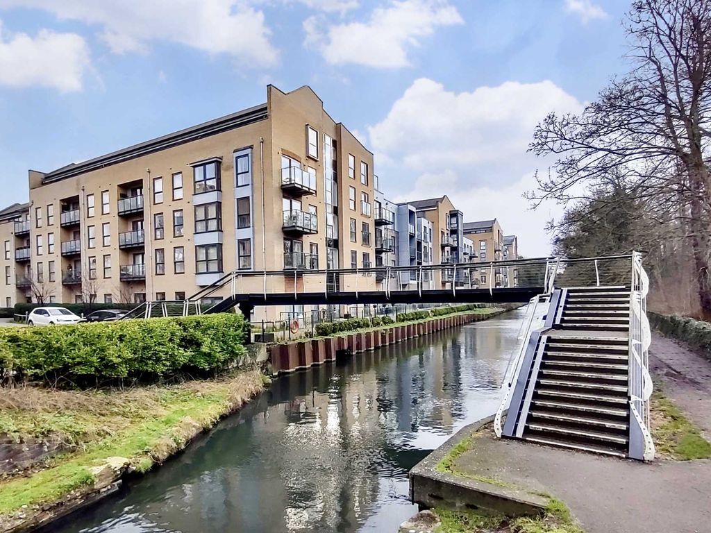 2 bed flat for sale in The Embankment, Nash Mills Wharf HP3, £300,000
