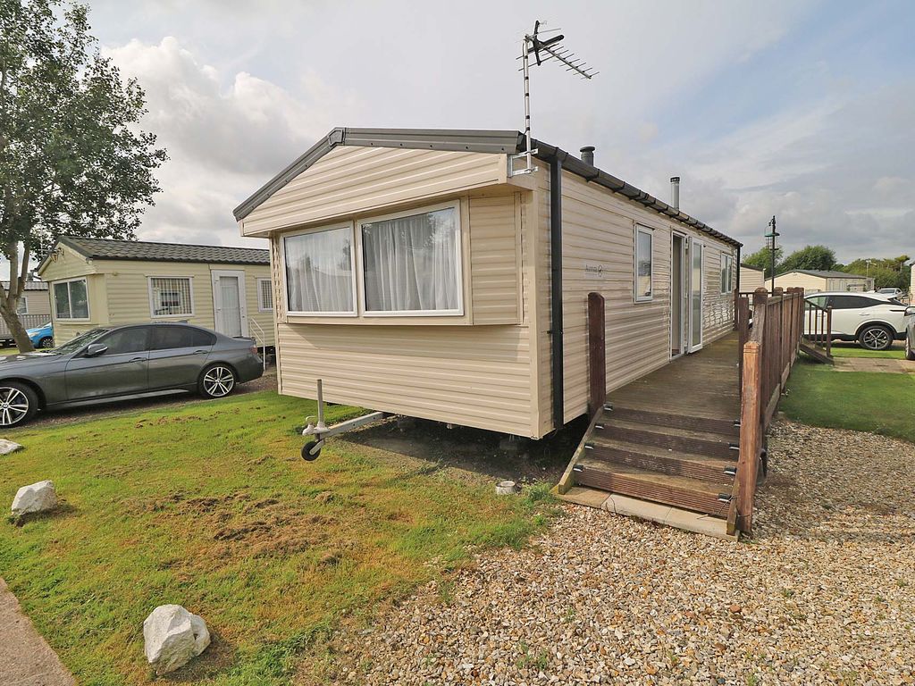 2 bed mobile/park home for sale in Westfield, Seven Lakes, Ealand, Scunthorpe DN17, £15,500