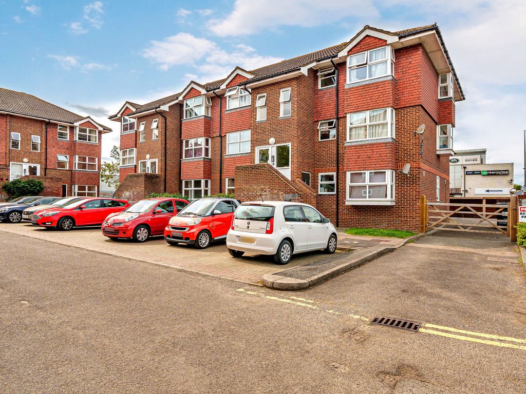 1 bed flat for sale in Josephs Road, Guildford, Surrey GU1, £150,000