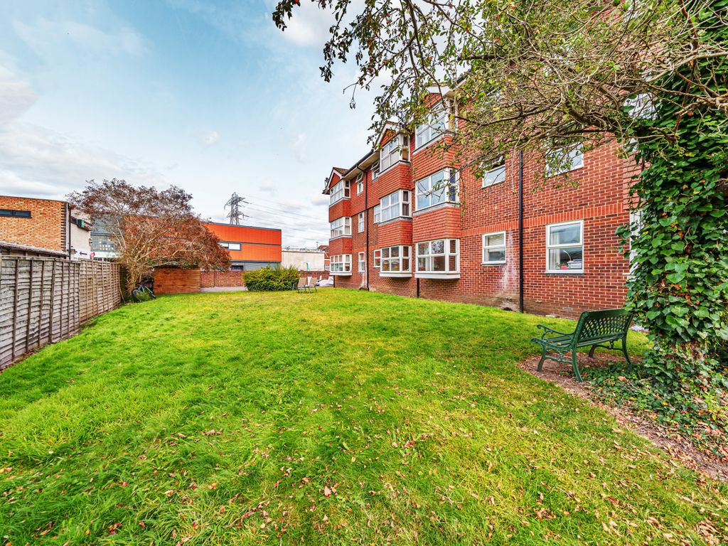 1 bed flat for sale in Josephs Road, Guildford, Surrey GU1, £150,000