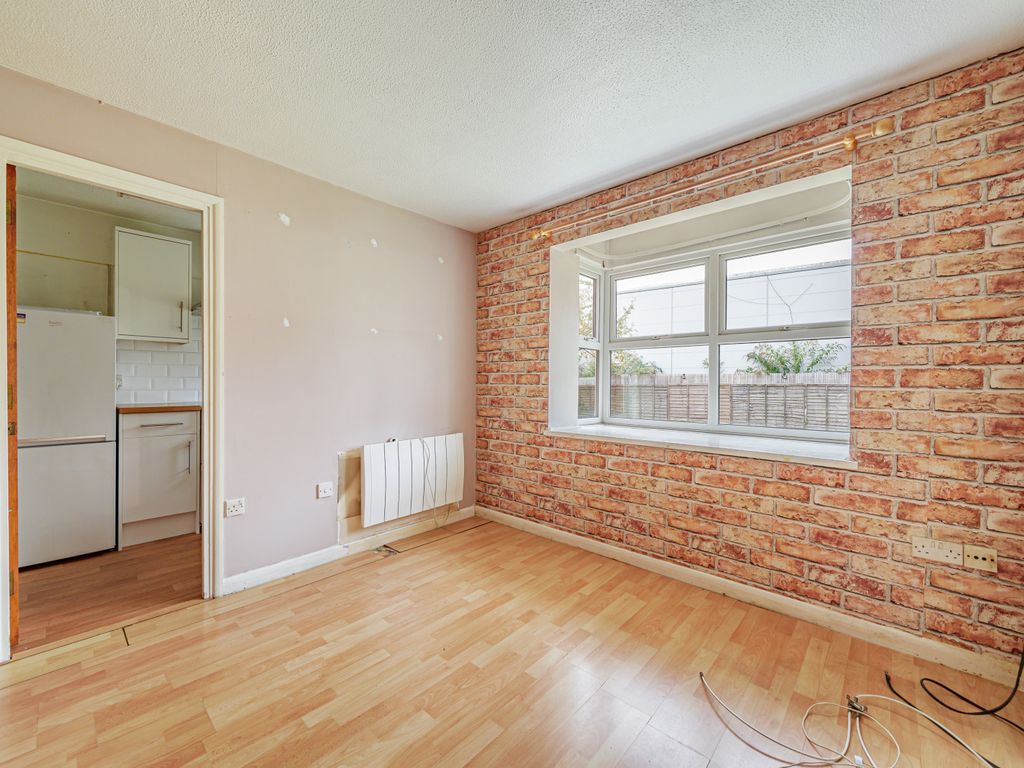 1 bed flat for sale in Josephs Road, Guildford, Surrey GU1, £150,000
