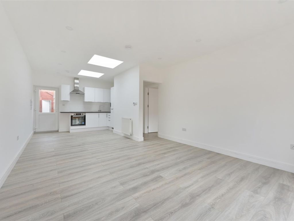 1 bed flat for sale in West Barnes Lane, New Malden KT3, £325,000