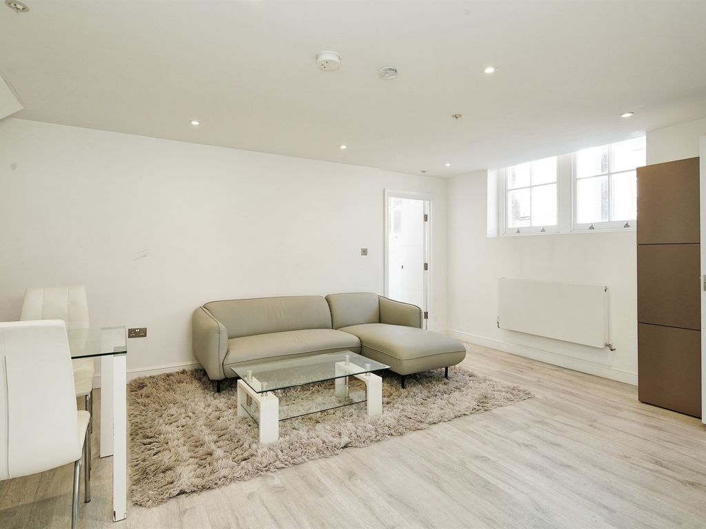1 bed flat for sale in Trafalgar Court, Brighton BN1, £275,000