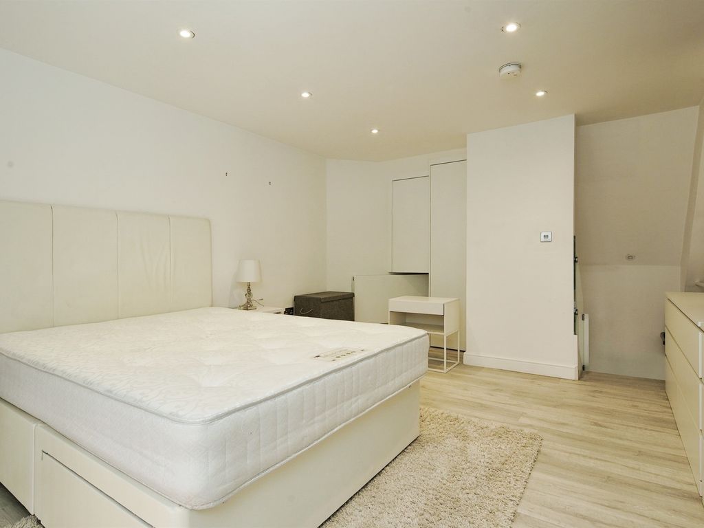 1 bed flat for sale in Trafalgar Court, Brighton BN1, £275,000