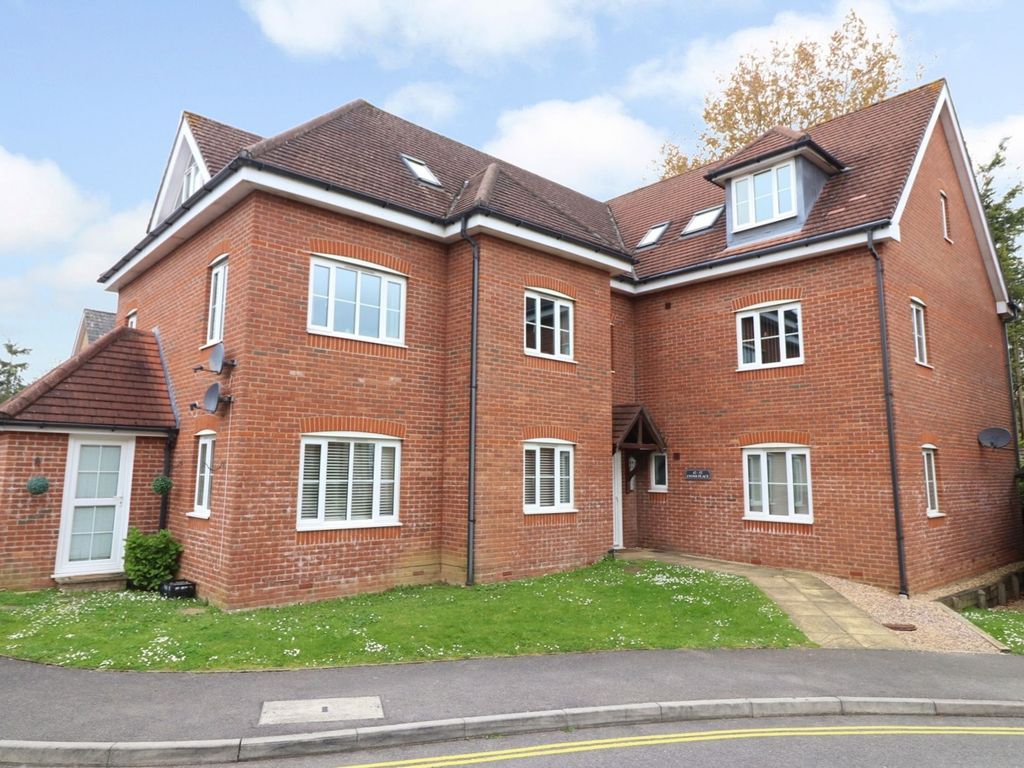 2 bed flat for sale in Lyons Place, Hedge End SO30, £200,000