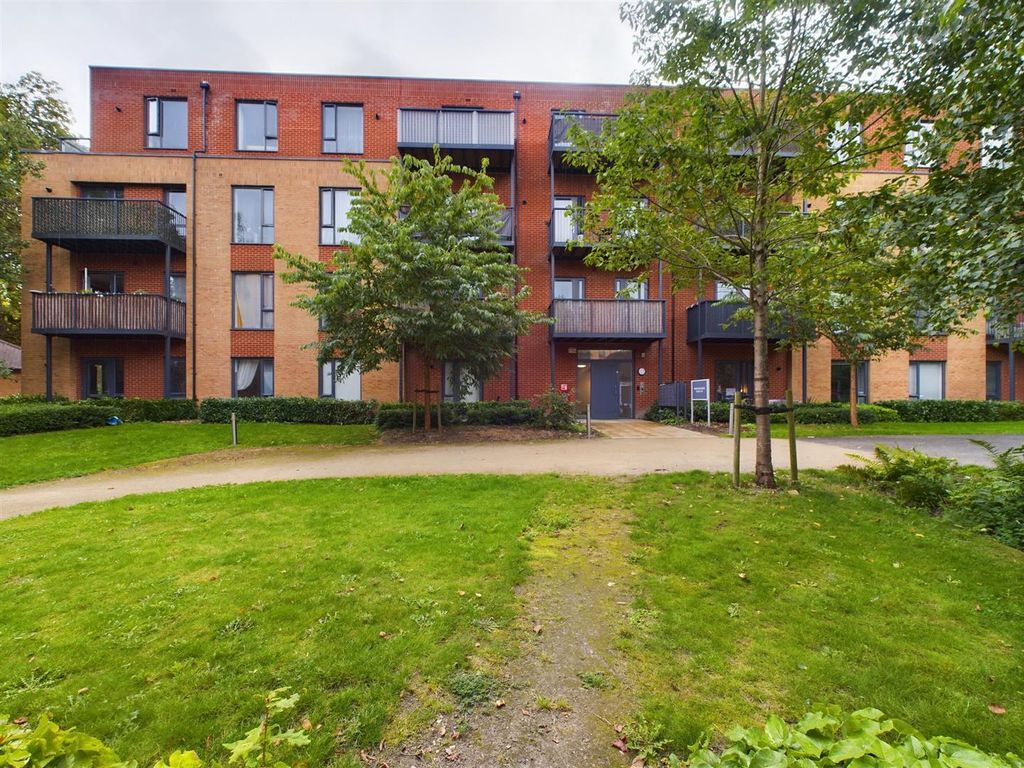 1 bed flat for sale in Iron Railway Close, Coulsdon CR5, £155,000