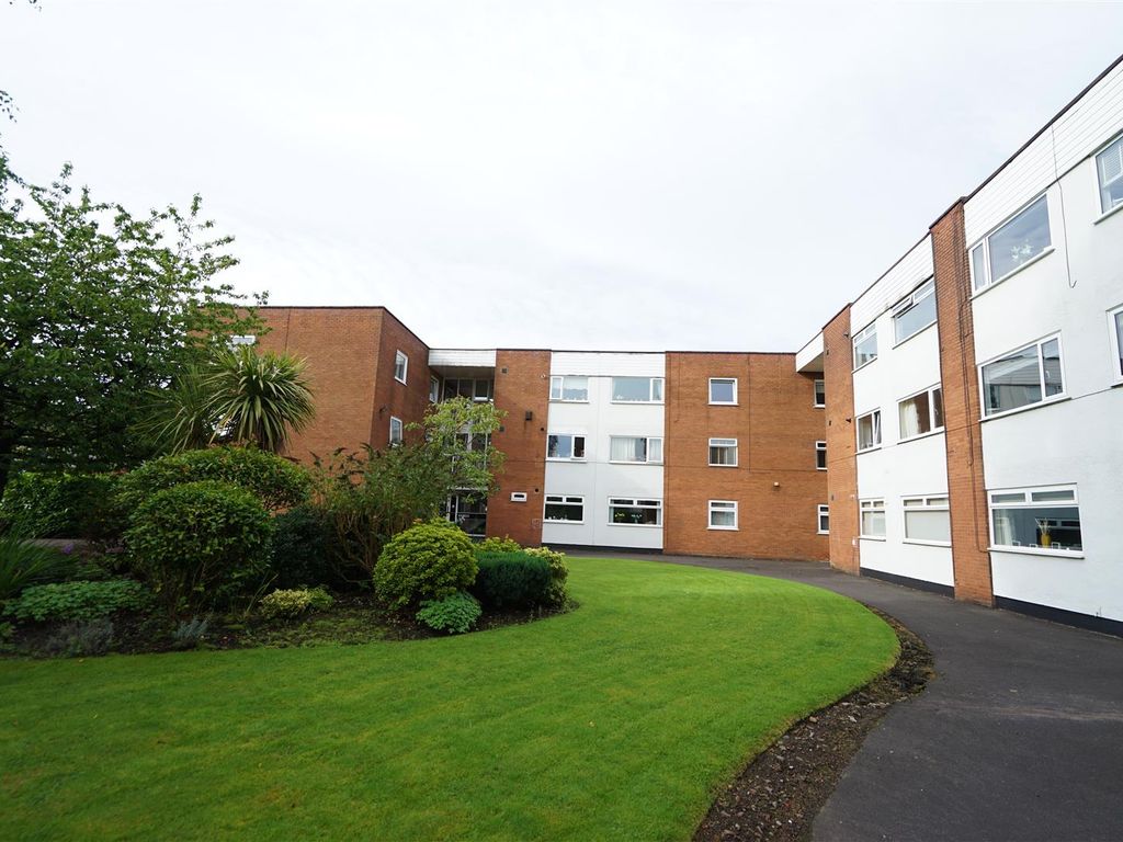 2 bed flat for sale in Bolton Road, Bury BL8, £110,000