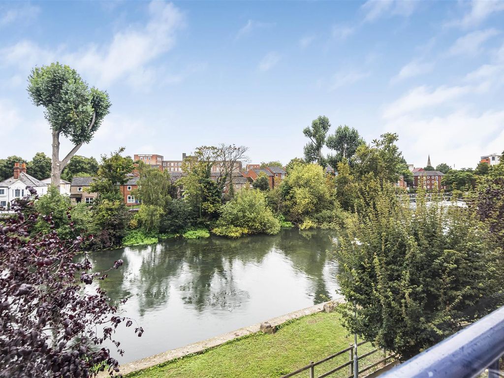 1 bed flat for sale in Kennet Walk, Reading RG1, £195,000