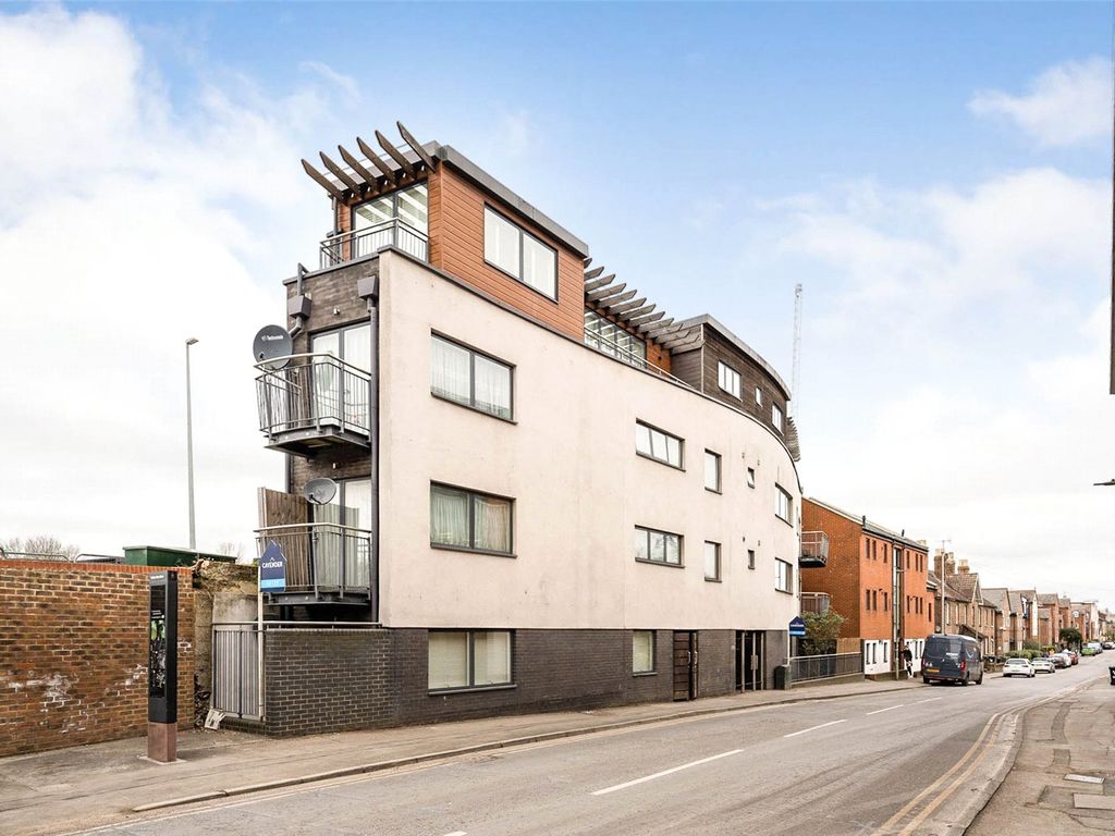 2 bed flat for sale in Walnut Tree Close, Guildford GU1, £275,000