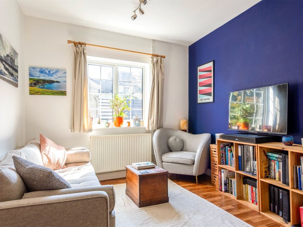 2 bed flat for sale in Elm Grove, Brighton BN2, £300,000