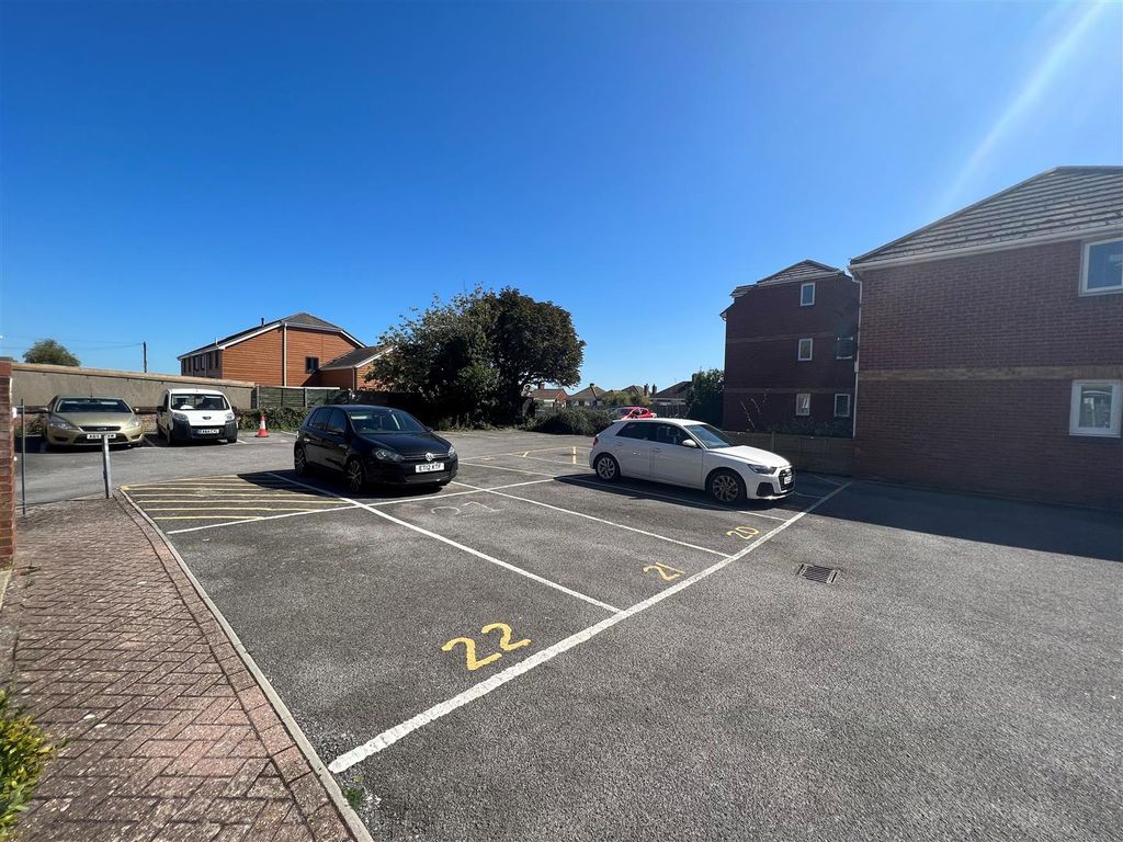 1 bed flat for sale in Abbotsbury Road, Weymouth DT4, £140,000