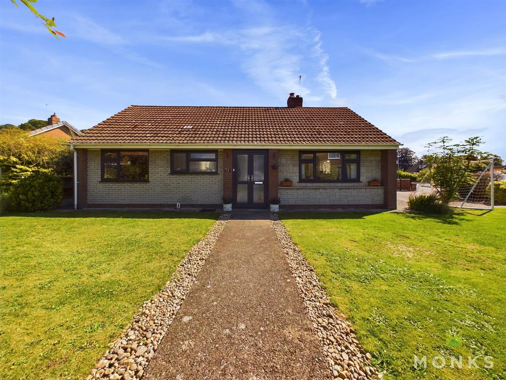 3 bed detached bungalow for sale in Marlcroft, Wem, Shrewsbury SY4, £325,000