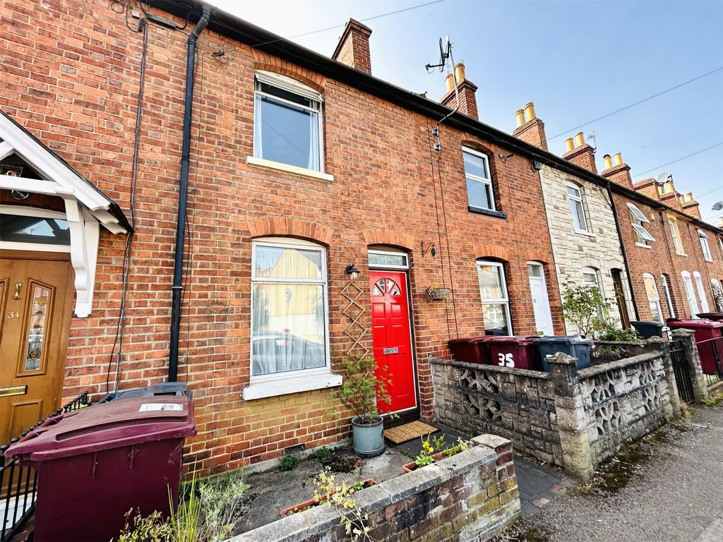 2 bed terraced house for sale in Cardiff Road, Reading, Berkshire RG1, £325,000