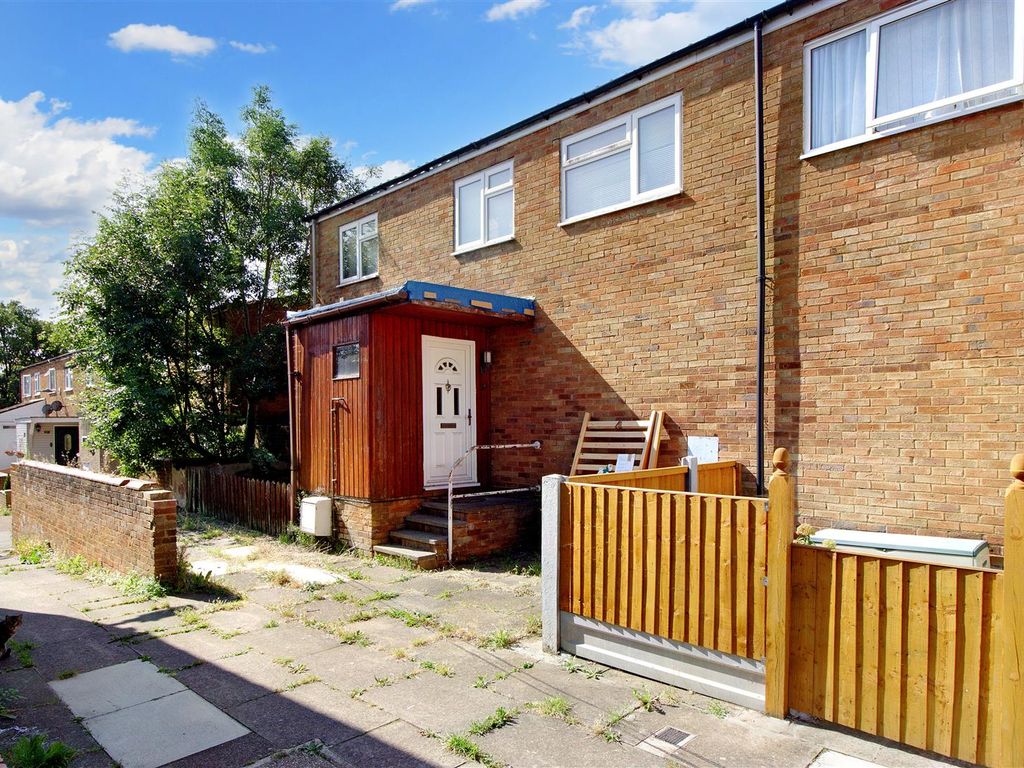 3 bed end terrace house for sale in Gordons, Basildon SS13, £270,000
