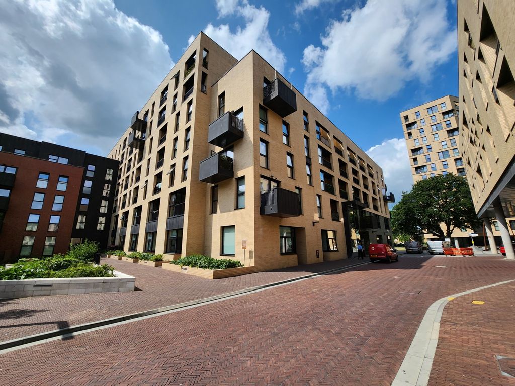 2 bed flat for sale in Burgess Springs, Chelmsford CM1, £315,000