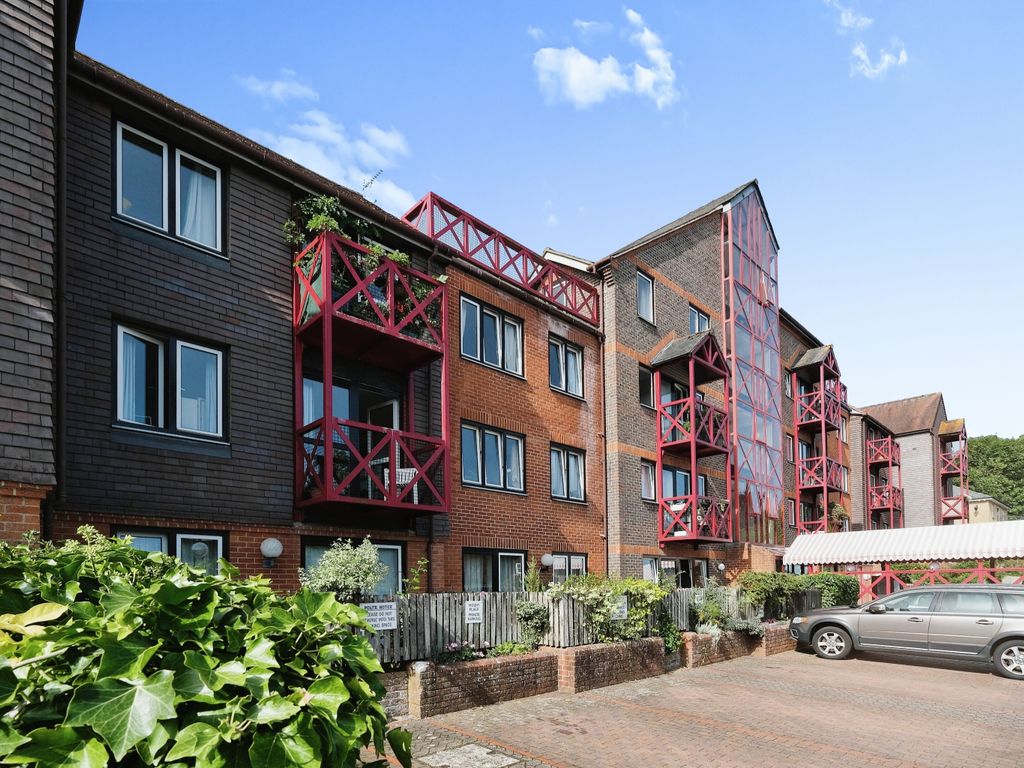 2 bed flat for sale in The Mount, Guildford, Surrey GU2, £199,950