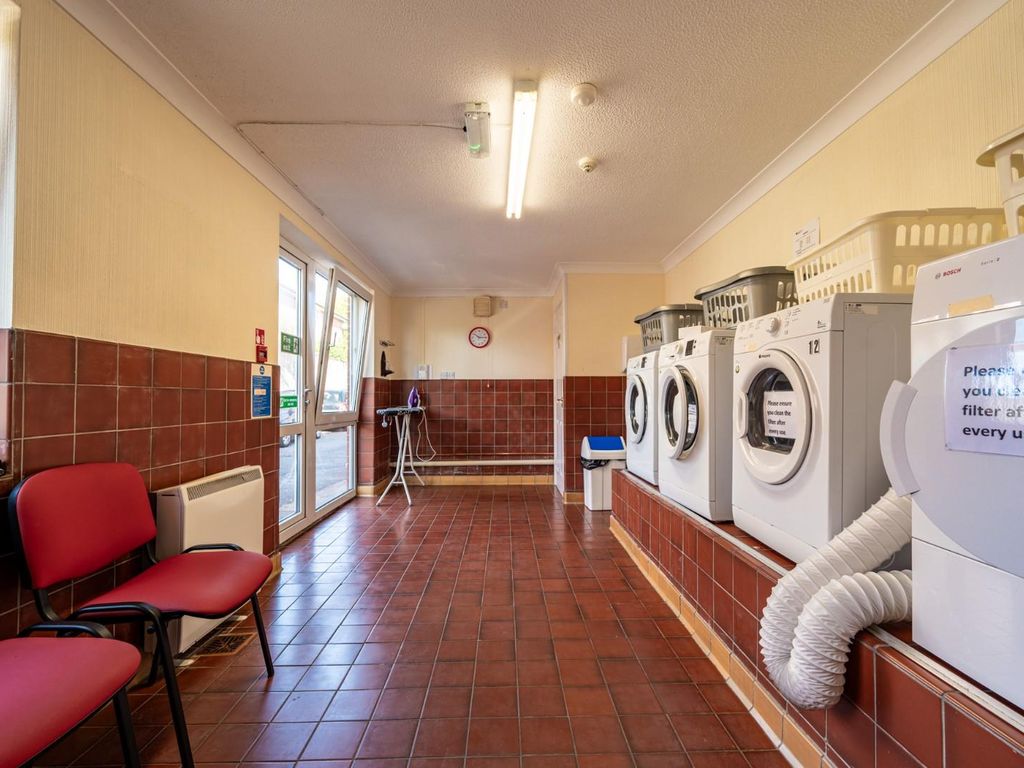 1 bed flat for sale in Croft Court, Braintree Road, Dunmow, Essex CM6, £135,000