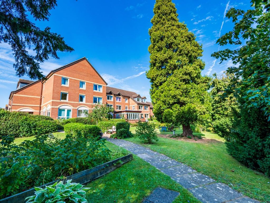 1 bed flat for sale in Croft Court, Braintree Road, Dunmow, Essex CM6, £135,000