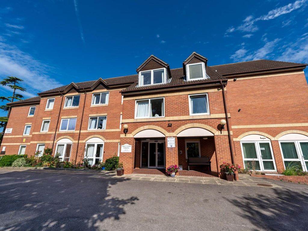 1 bed flat for sale in Croft Court, Braintree Road, Dunmow, Essex CM6, £135,000