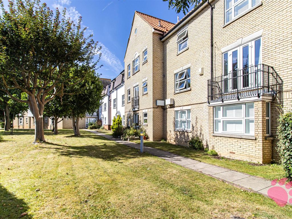 2 bed flat for sale in Tallow Gate, South Woodham Ferrers CM3, £200,000