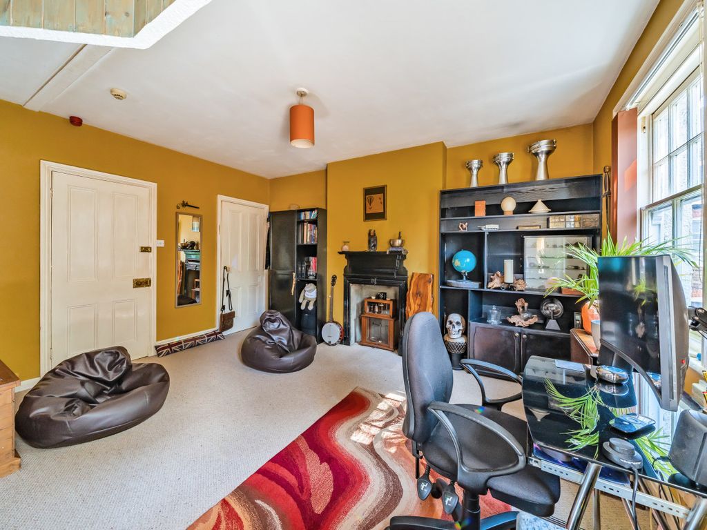 1 bed flat for sale in Guildford, Surrey GU1, £165,000
