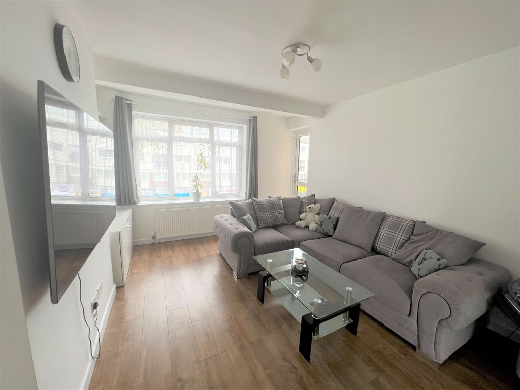 3 bed flat for sale in Barking Road, London E6, £330,000