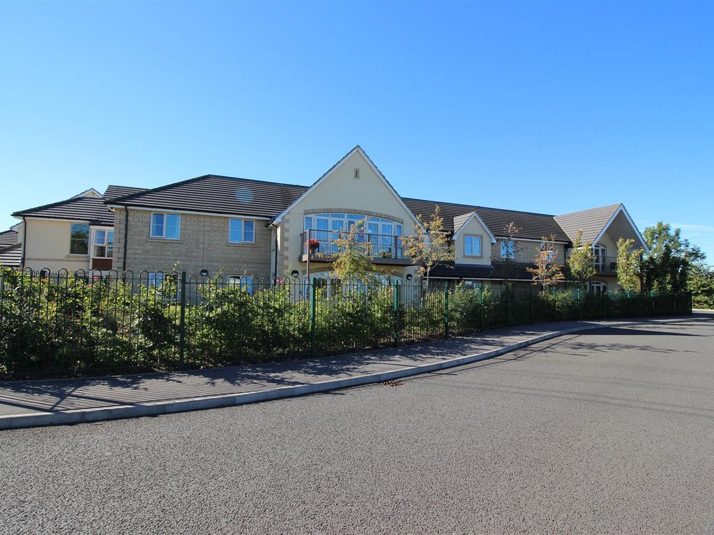 1 bed flat for sale in The Fairways, Malmesbury Road, Chippenham SN15, £140,000