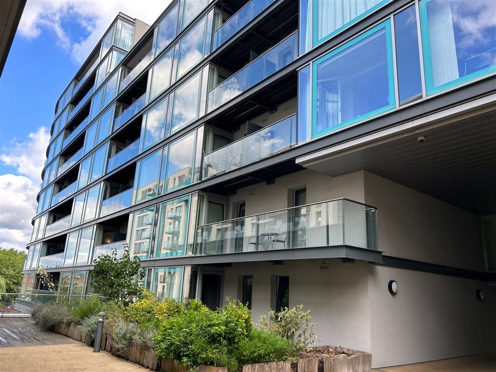 1 bed flat for sale in Station Approach, Hayes UB3, £245,000