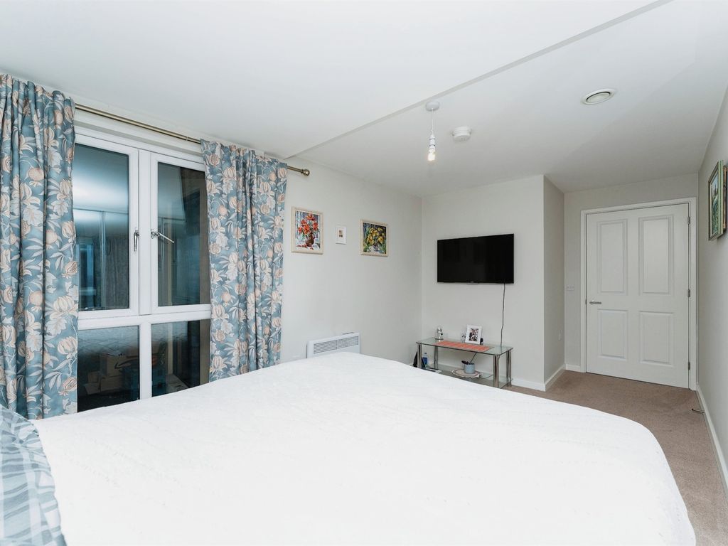 1 bed flat for sale in Bakers Road, Uxbridge UB8, £87,500