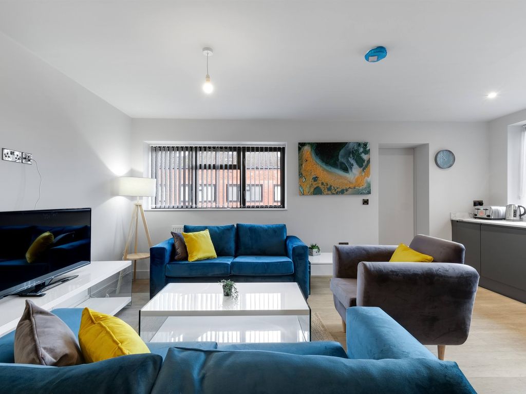 3 bed flat for sale in Walker Avenue, Wolverton Mill, Milton Keynes MK12, £285,000