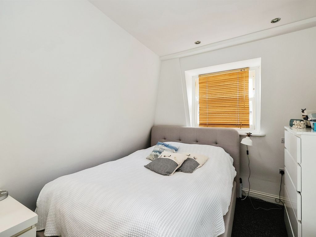 1 bed flat for sale in College Street, Portsmouth PO1, £145,000