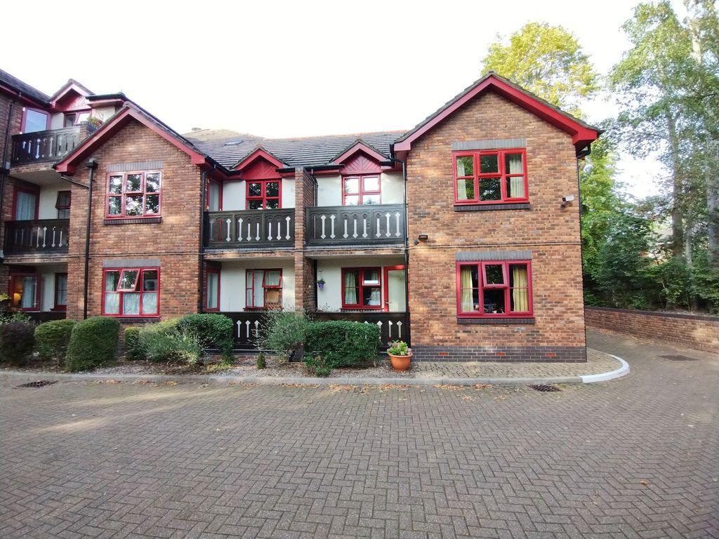 1 bed flat for sale in College Road, The Croft KT17, £175,000