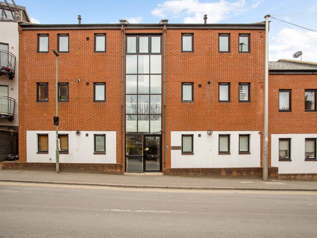 1 bed flat for sale in Walnut Tree Close, Guildford GU1, £250,000