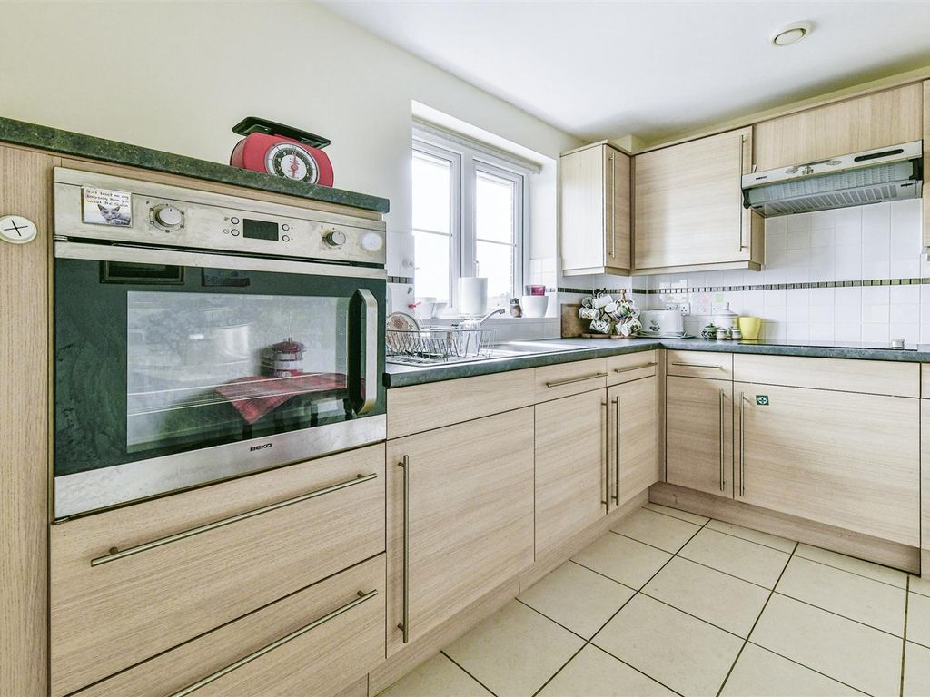 1 bed flat for sale in Goodes Court, Baldock Road, Royston SG8, £135,000