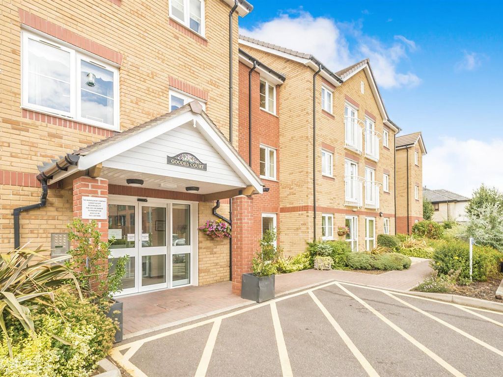 1 bed flat for sale in Goodes Court, Baldock Road, Royston SG8, £135,000