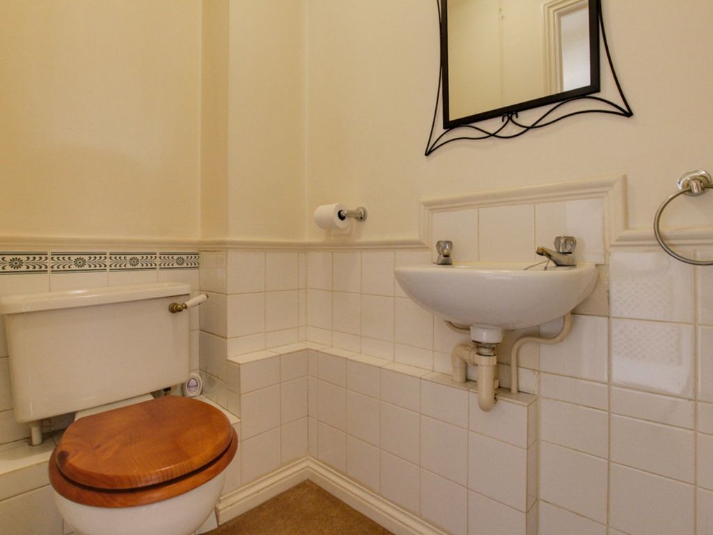 1 bed flat for sale in Lindsey Court, Wickford SS12, £175,000