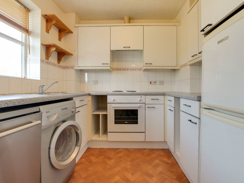 1 bed flat for sale in Lindsey Court, Wickford SS12, £175,000