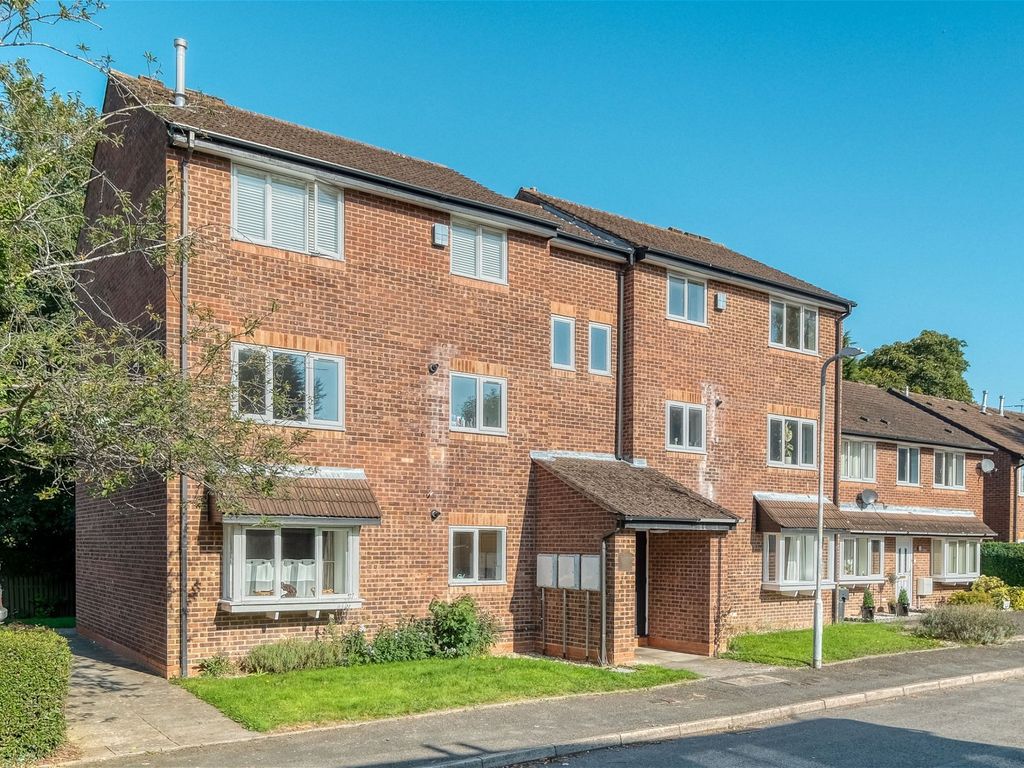 2 bed flat for sale in Oakhurst Drive, Bromsgrove B60, £130,000