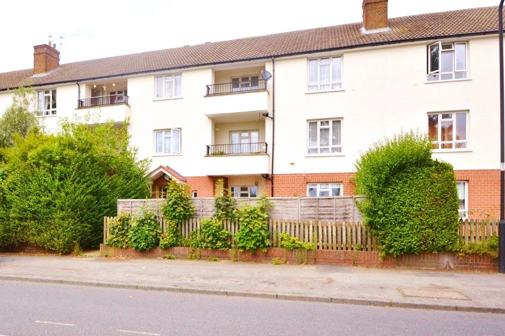 2 bed flat for sale in Reddington Drive, Langley, Berkshire SL3, £265,000