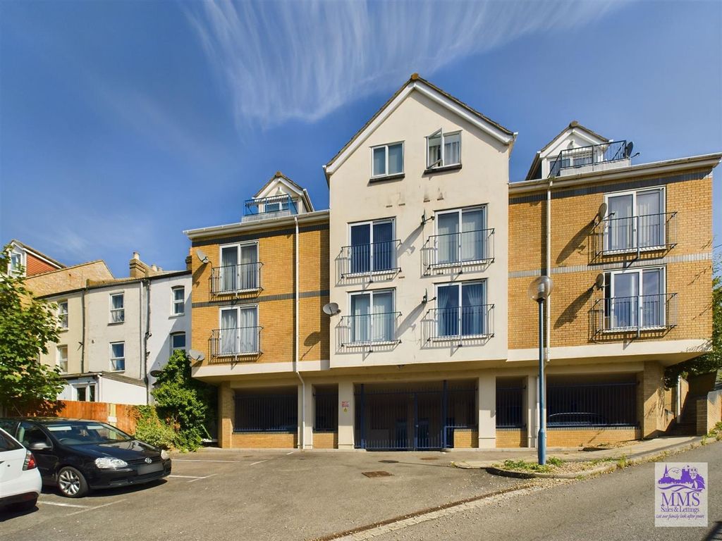 1 bed flat for sale in Beacon Road, Chatham ME5, £150,000