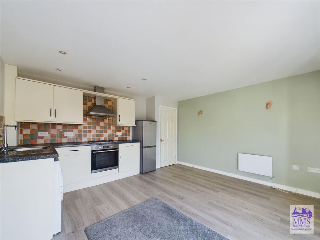 1 bed flat for sale in Beacon Road, Chatham ME5, £150,000