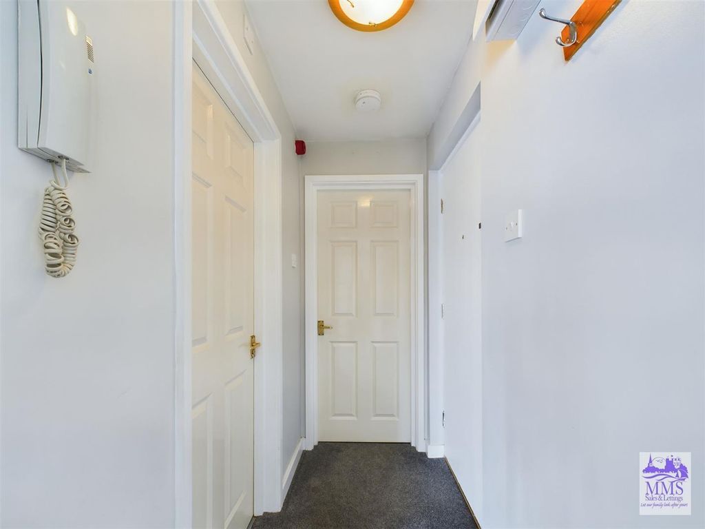 1 bed flat for sale in Beacon Road, Chatham ME5, £150,000