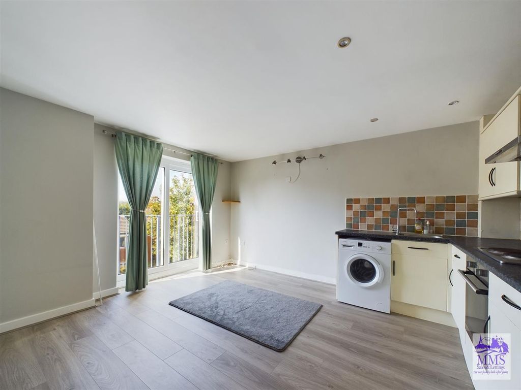 1 bed flat for sale in Beacon Road, Chatham ME5, £150,000