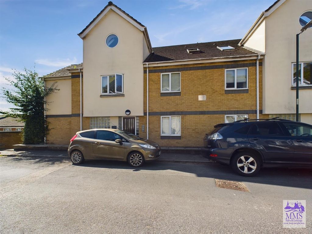 1 bed flat for sale in Beacon Road, Chatham ME5, £150,000