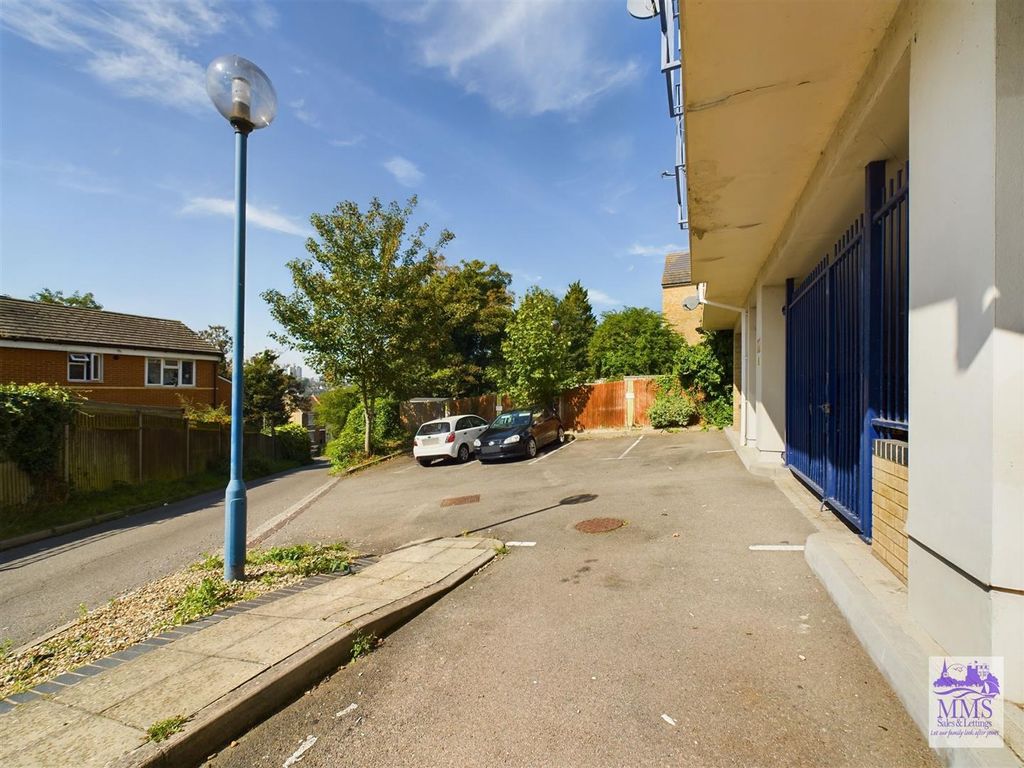 1 bed flat for sale in Beacon Road, Chatham ME5, £150,000