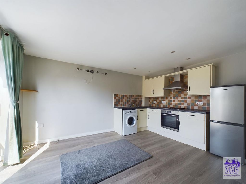 1 bed flat for sale in Beacon Road, Chatham ME5, £150,000