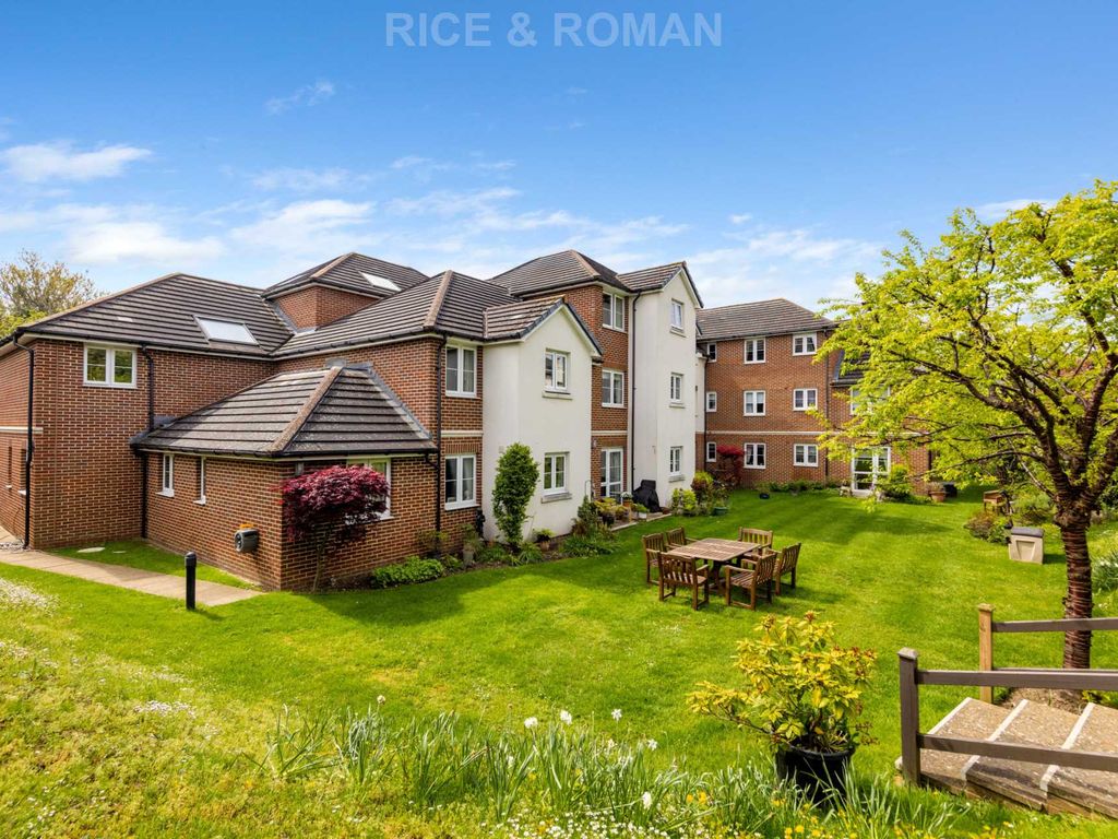 1 bed flat for sale in Lynton Court, Epsom KT17, £150,000