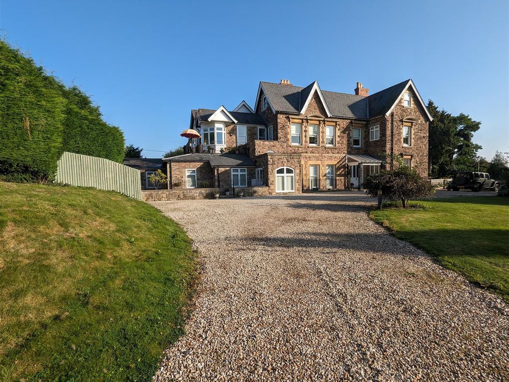 2 bed flat for sale in Aylestone Hill, Hereford HR1, £335,000