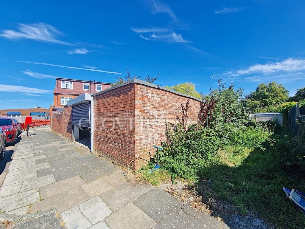 1 bed property for sale in Duck Lees Lane, Ponders End, Enfield EN3, £100,000