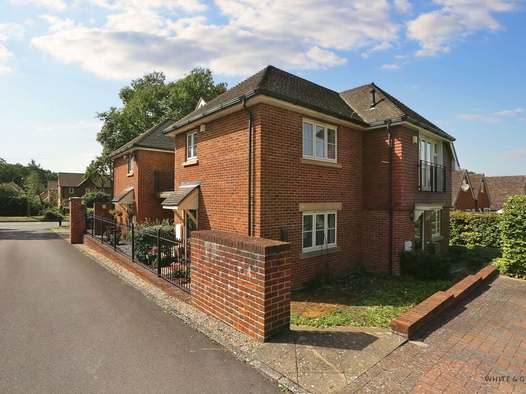 1 bed semi-detached house for sale in Pine Lea, Bishops Waltham SO32, £300,000